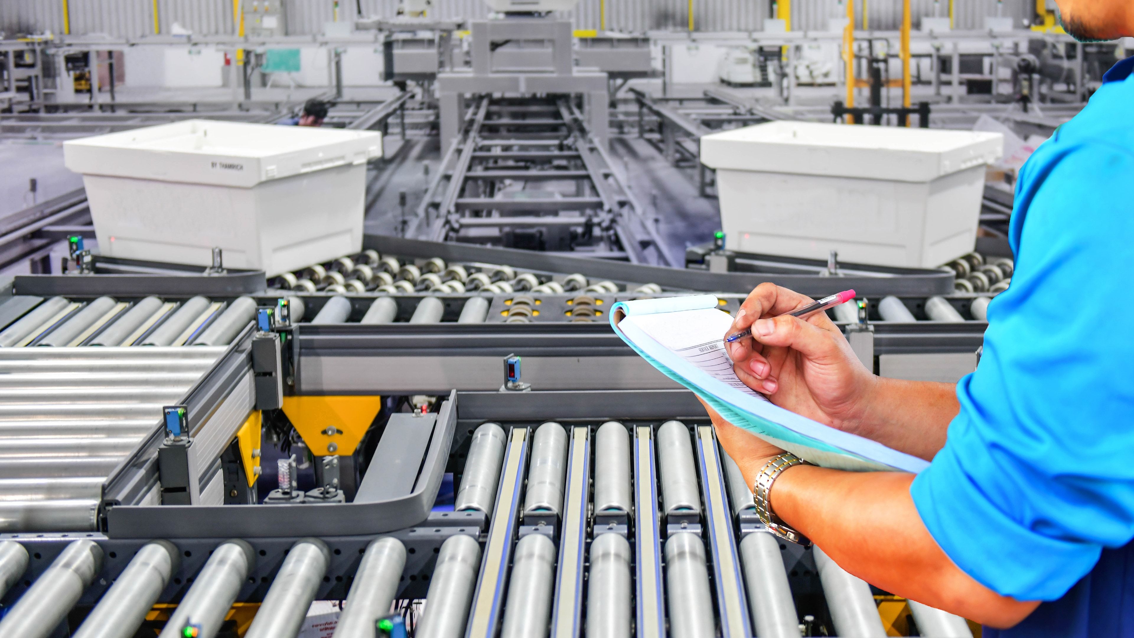 Inspección de calidad en una línea de producción industrial