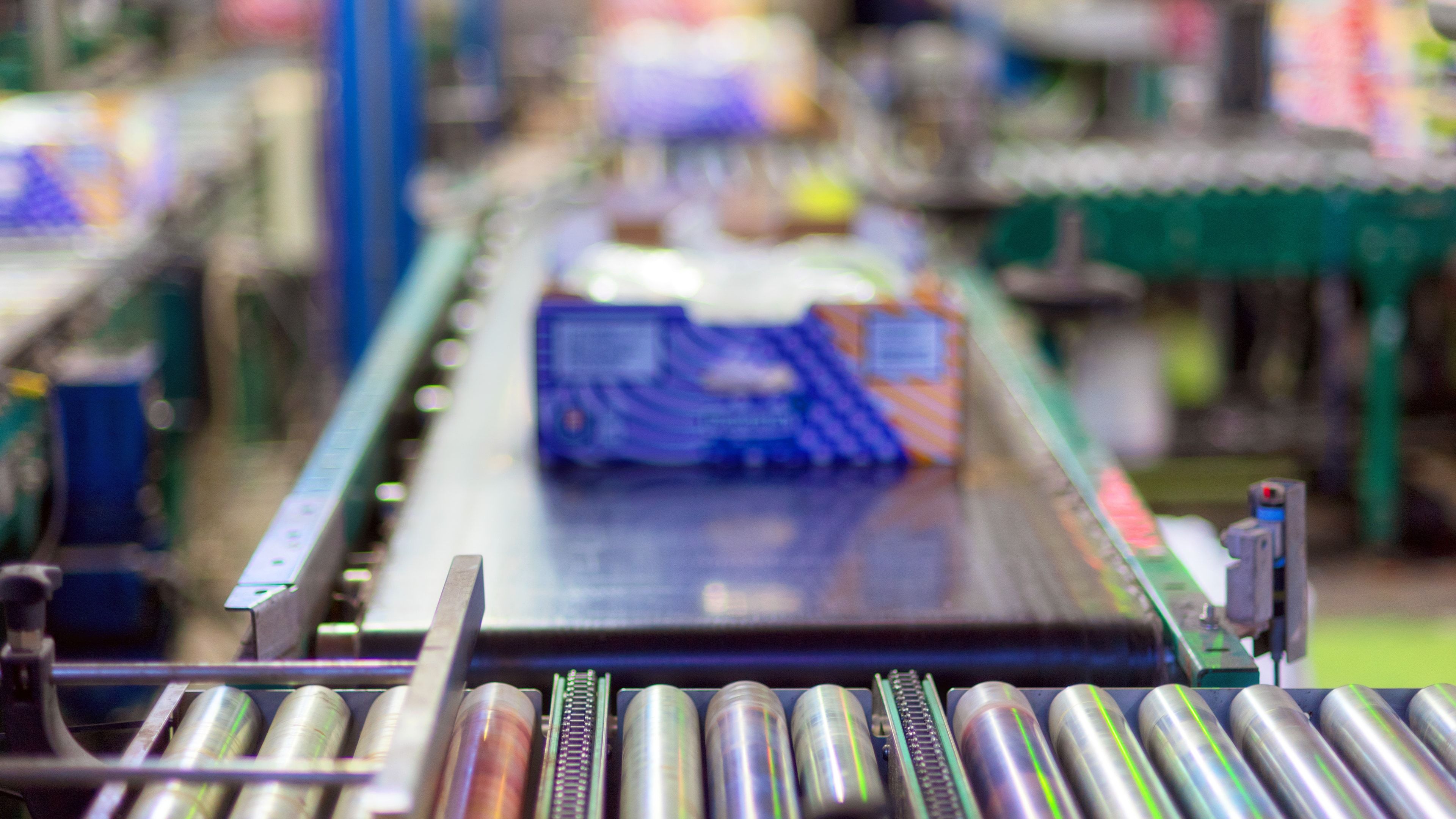 Cajas en una línea de producción con lectura de códigos en continuo
