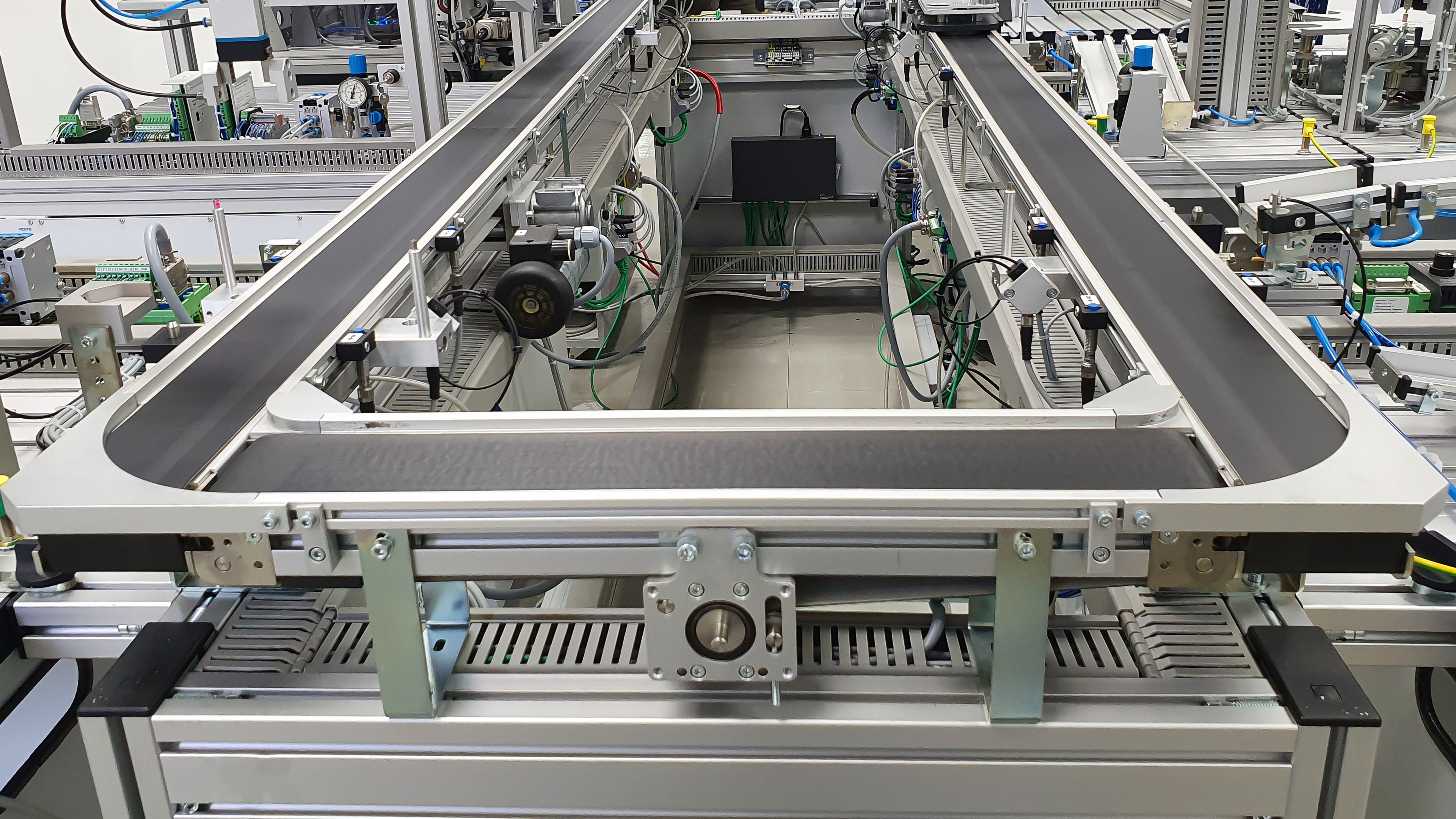 Línea de producción automatizada con inspección en continuo