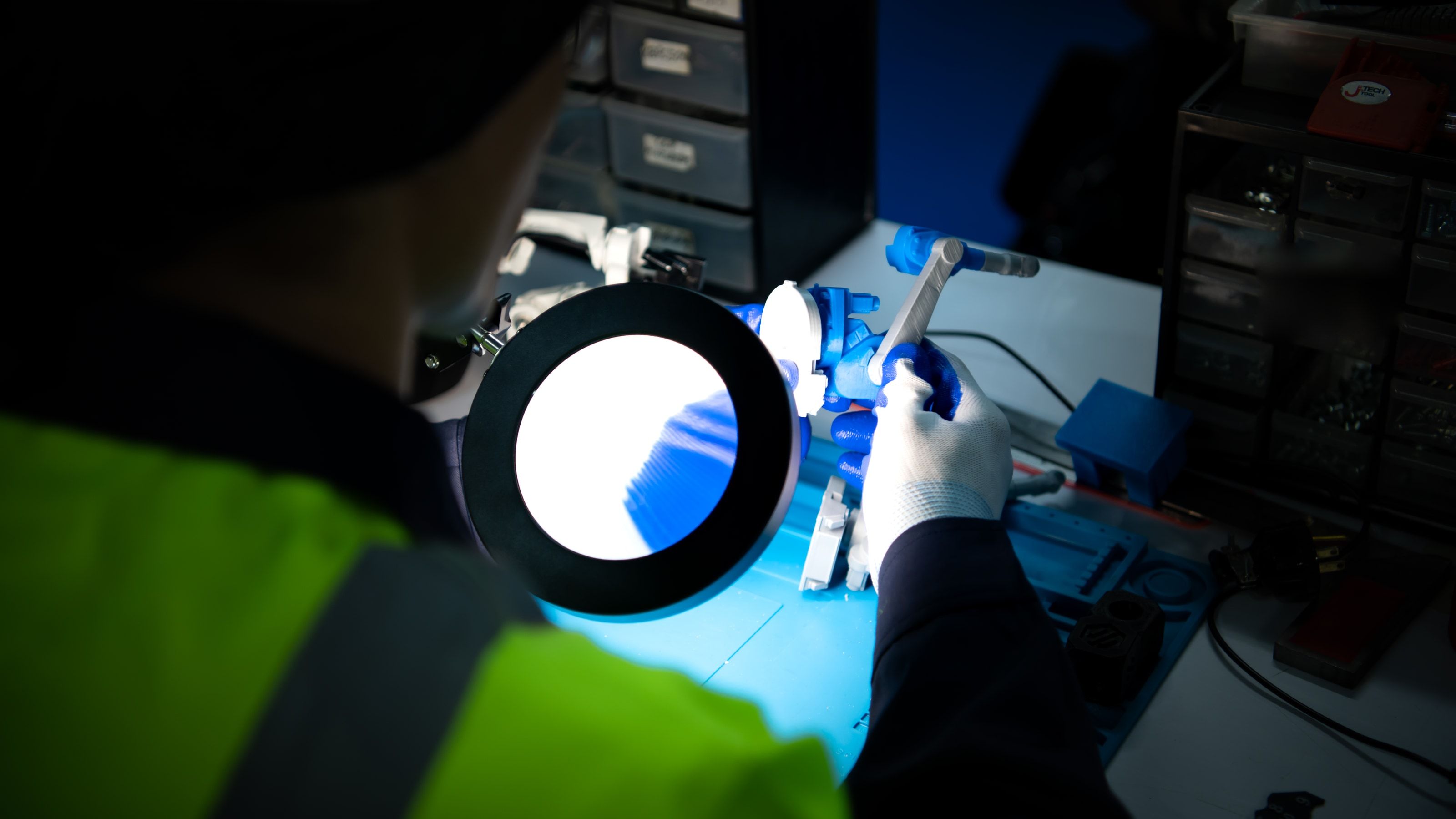 Técnico inspeccionando una pieza con visión artificial