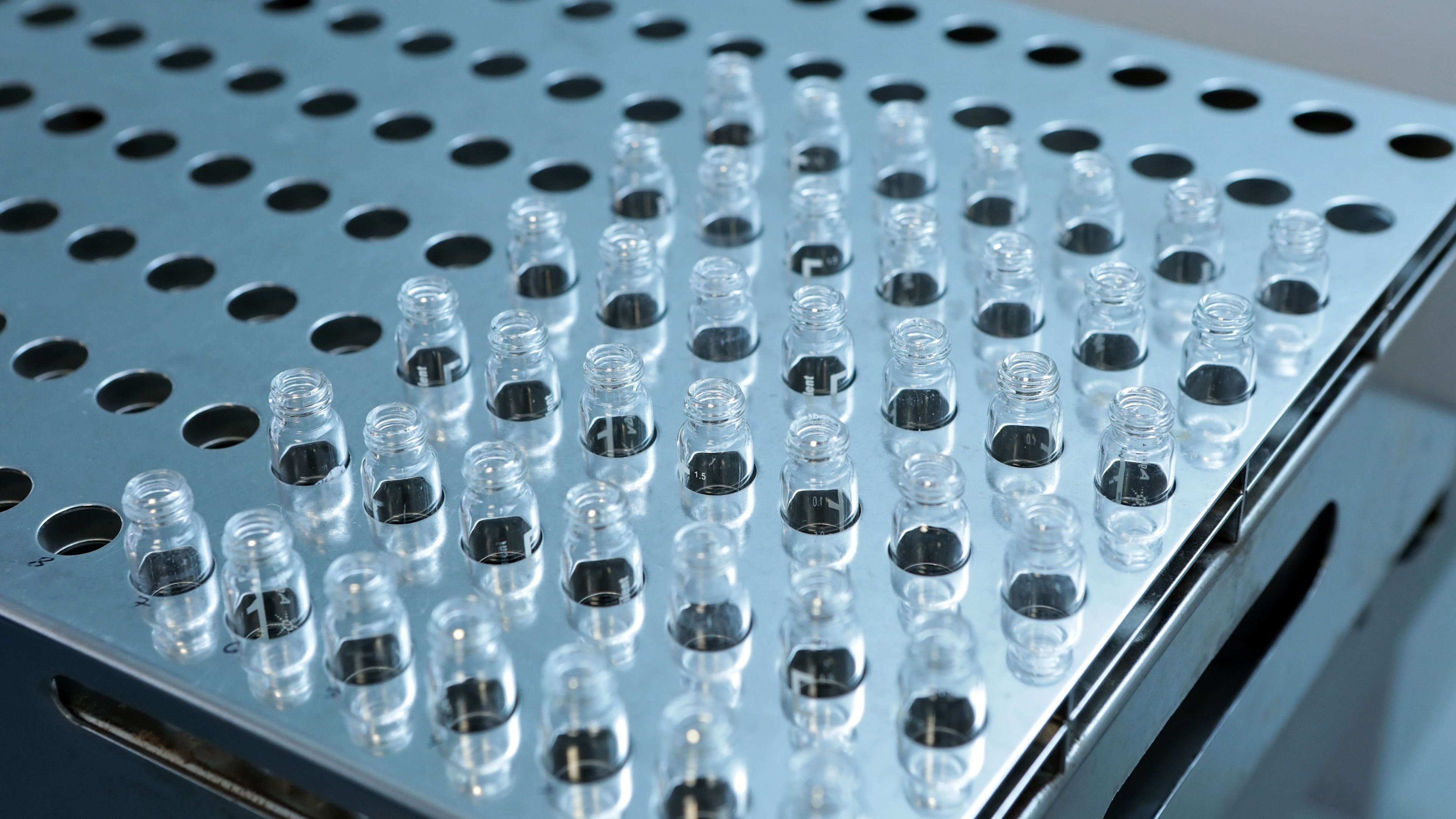 Línea de producción farmacéutica con control de calidad